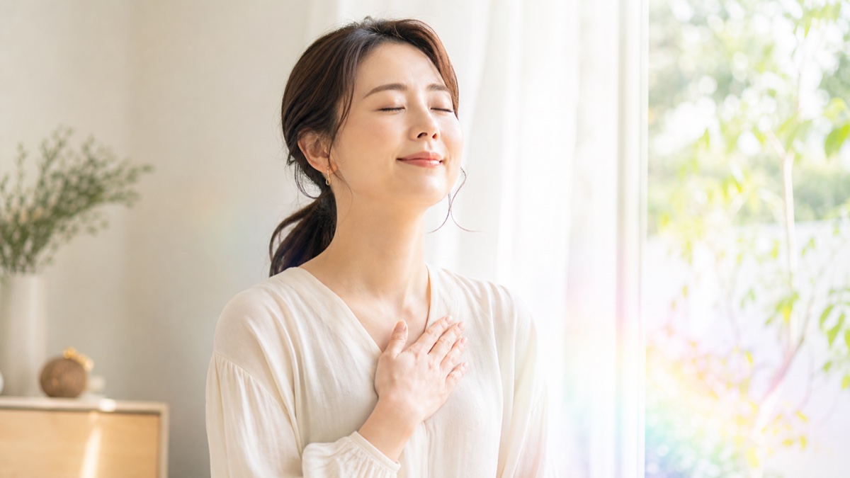 胸に手を当てて本当の願いを受け取る女性